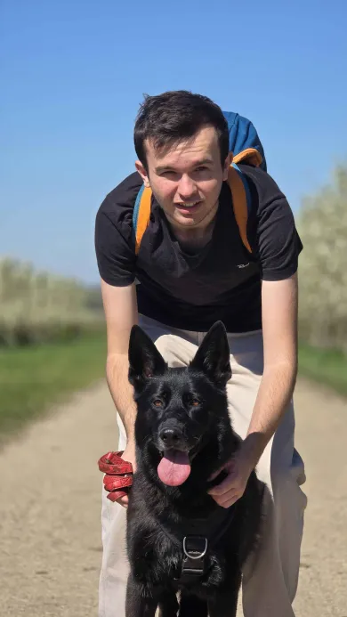 Kyan met zijn zwarte Duitse herder tijdens het geocachen