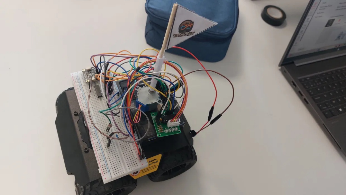 Foto van de Tismrover met sensoren en draaiende vlag